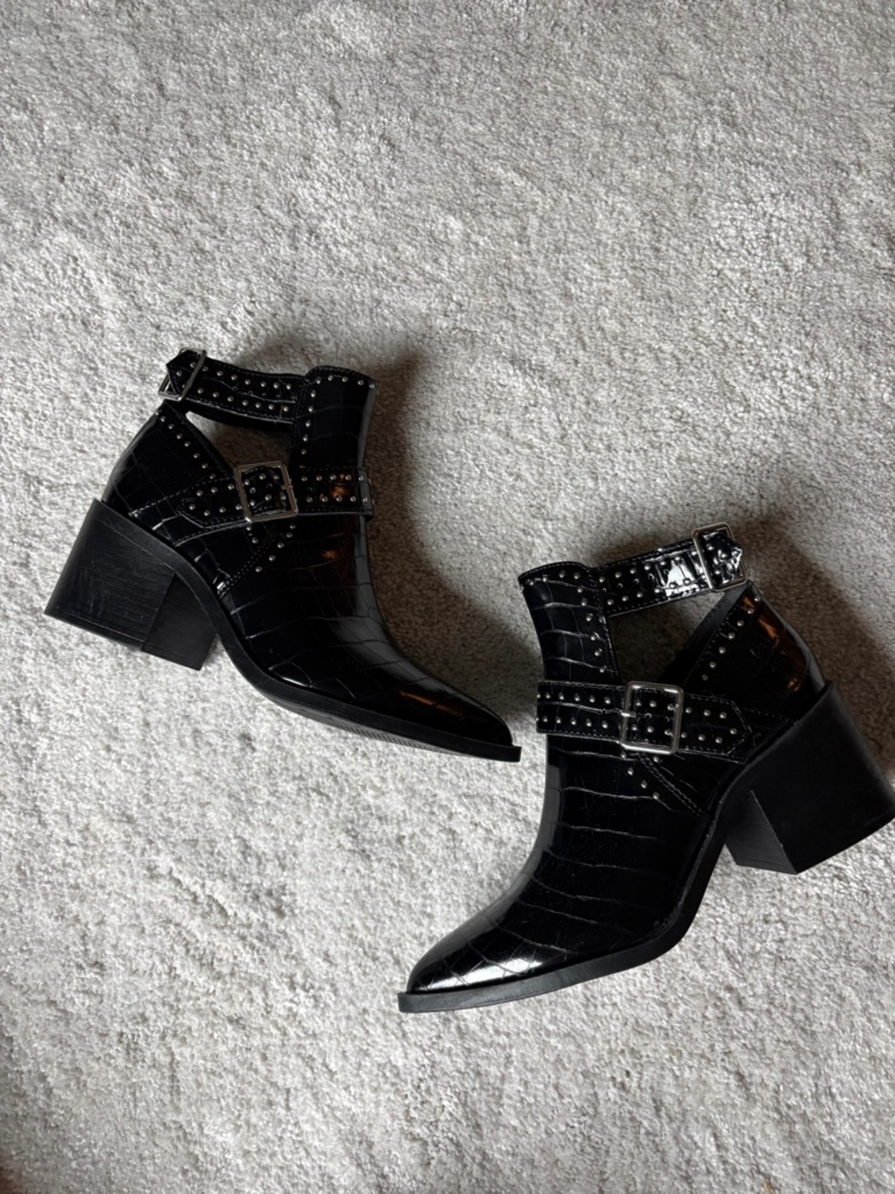 Steve Madden Studded Cutout Ankle Boots in Black size 7.5